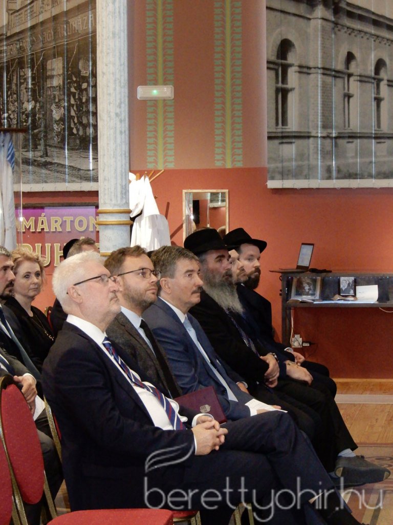 Átadták a felújított zsinagógát 05